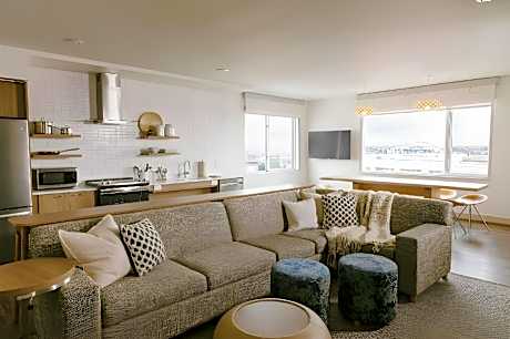 Premium 1 Bedroom Suite, Guest room, 1 King