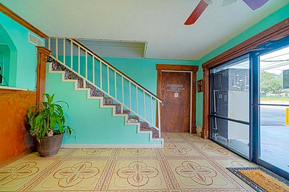 Regency Inn Three Rivers I-37