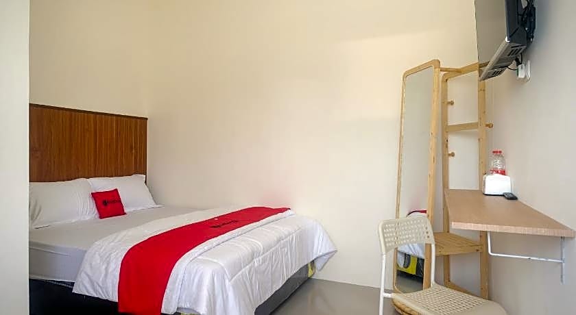 RedDoorz near Laweyan Gentan