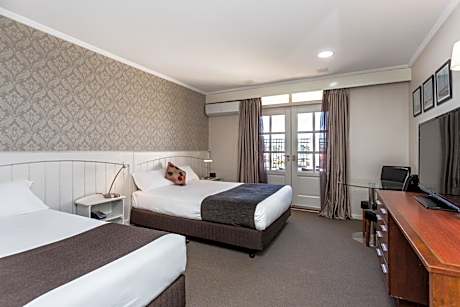 Queen Room with Courtyard