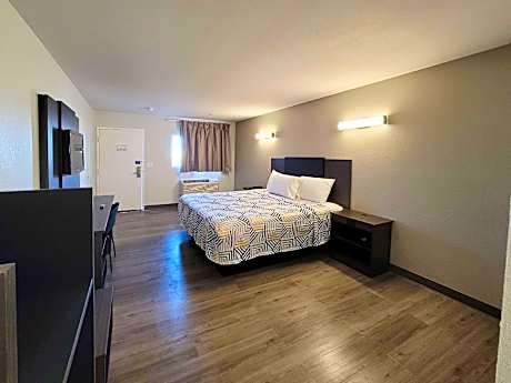 1 King Bed | Mobil Access Tub Nsmk Micfridg