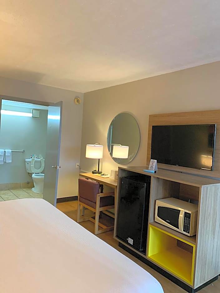 Days Inn by Wyndham Louisville Airport Fair and Expo Center