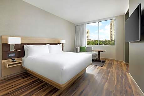 Deluxe King Room with City View