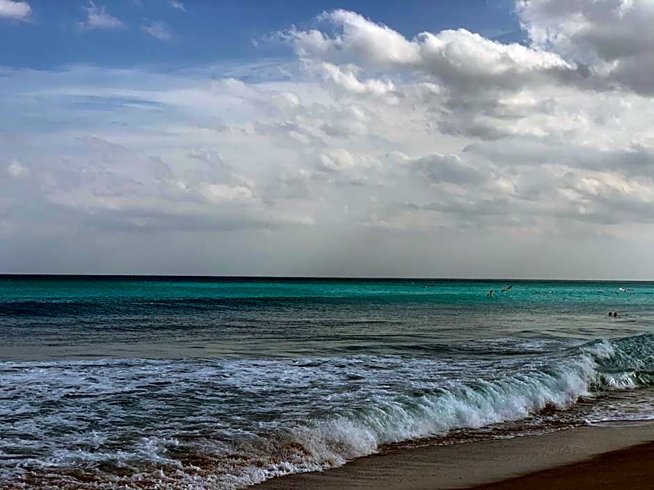 Palm Beach Hotel with Juliette Balconies! 2 blocks from beach! Historic Landmark