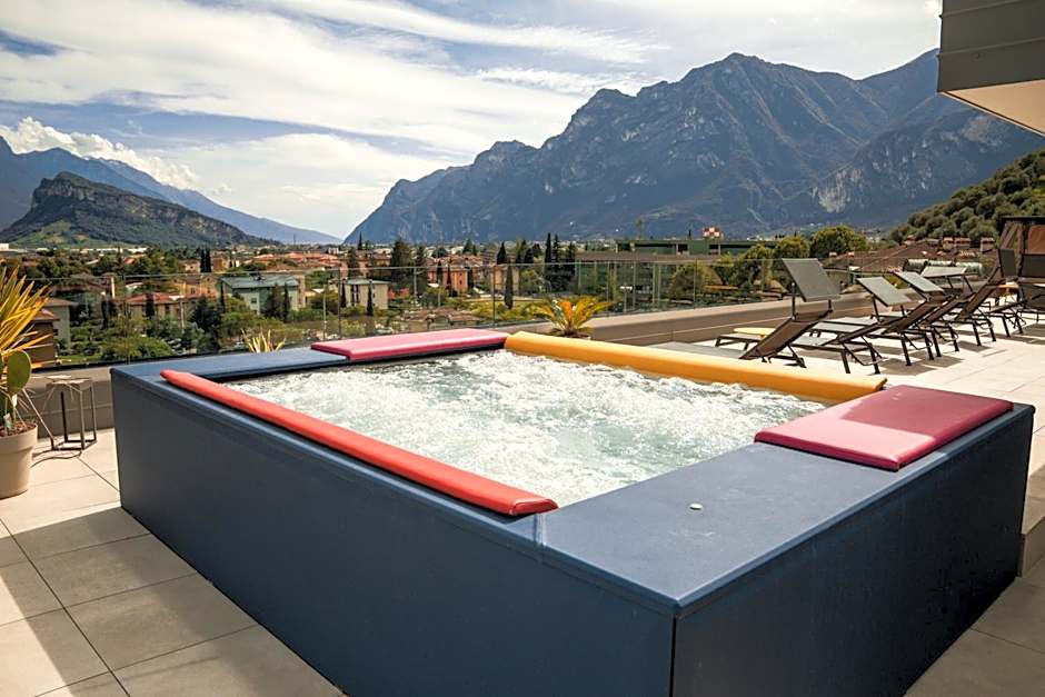 HOODY ACTIVE & HAPPINESS HOTEL