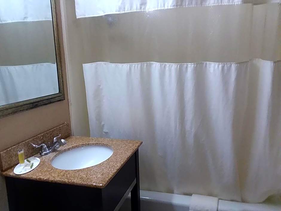 Howard Johnson by Wyndham Historic Lake Charles