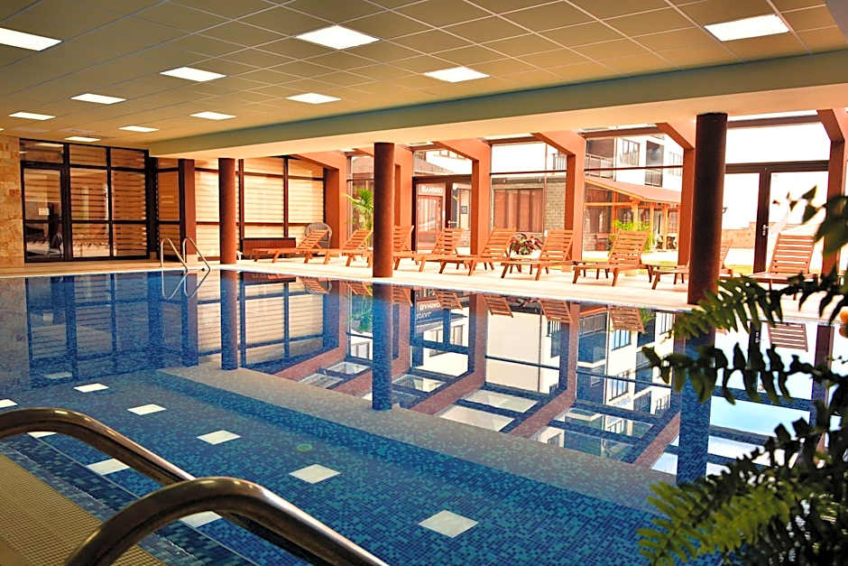 Royal Bansko - Family Apart Hotel With All Inclusive Light or HB&Drinks and Hot Pool & Jacuzzis