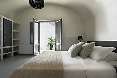 Grand Honeymoon Villa with hot tub and Caldera View