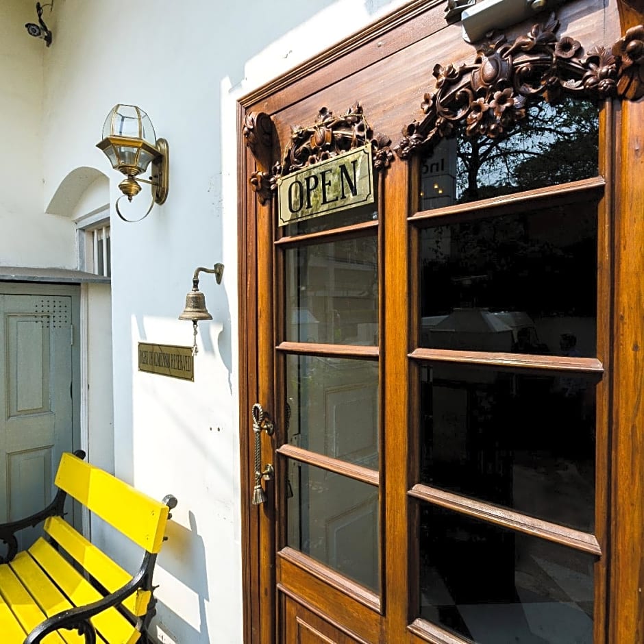 The Corner Courtyard – Calcutta, LA