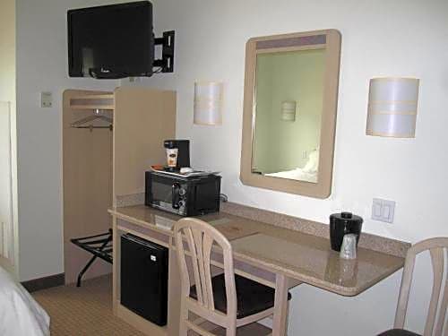 Foto 1 dari 4 — Standard Queen Room - Disability Access