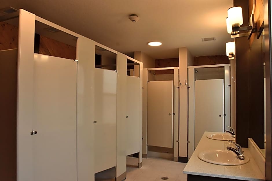 PARTY HOSTEL - The Canmore Hotel Hostel