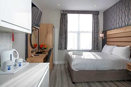 Studio with One Double and One Single Bed and Kitchenette - Non-Smoking