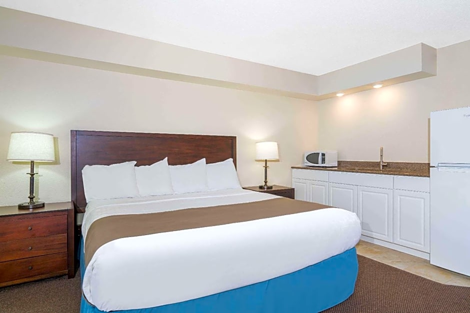 Days Inn & Suites by Wyndham Baxter Brainerd Area