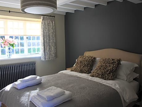 King-Superior-Ensuite with Shower-Street View-Warham