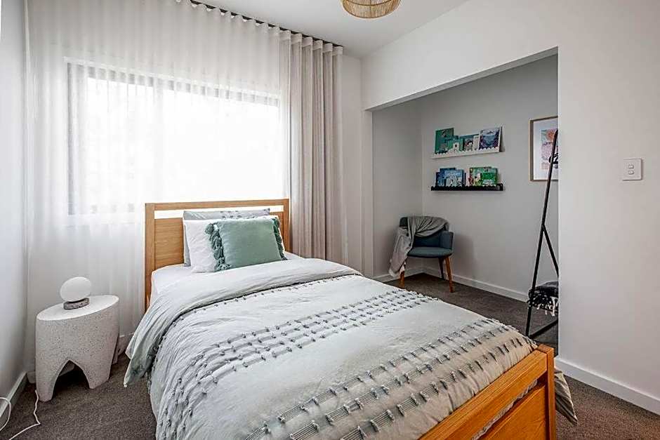 Convenient luxury home, minutes to CBD + hospital