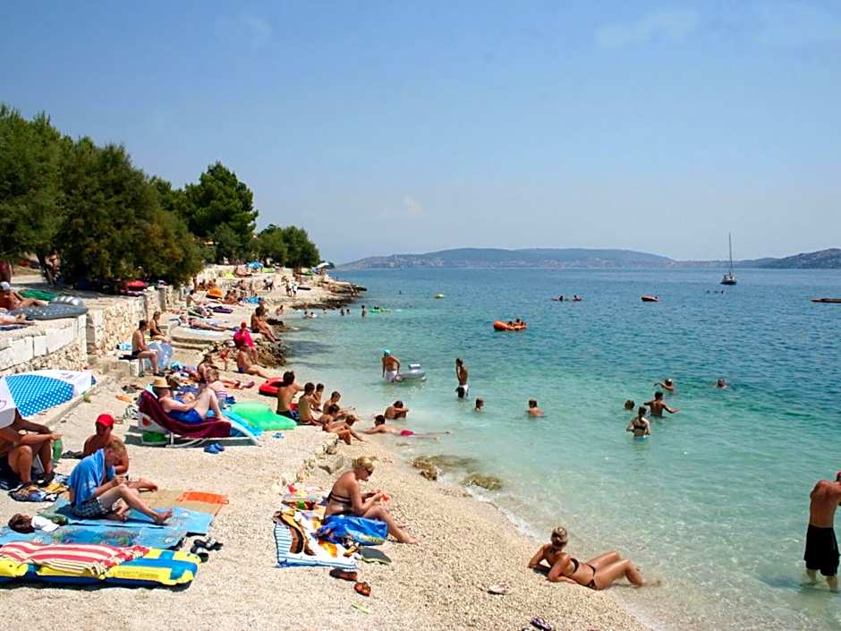 Charming Villa Marin, 30 meters From The Beach, Pool heated, Split-Trogir area