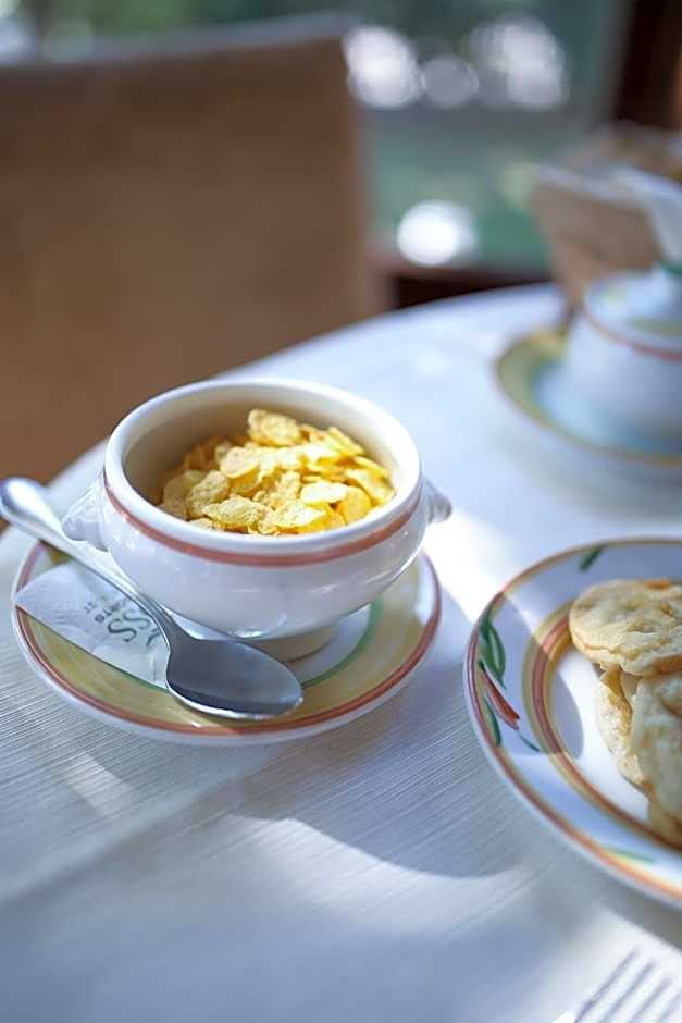 Country Club Hotel & Suites