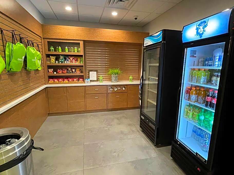 Newly renovated room in cozy hotel near Disney 2