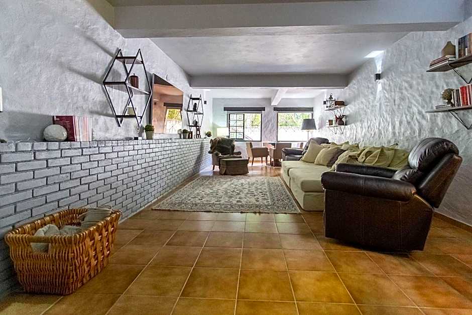 Sítio com piscina, área arborizada e lazer