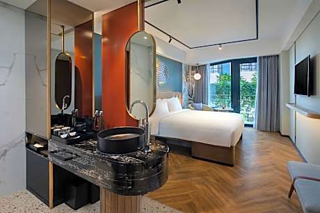 Comfort King Room with Balcony with Unlimited Self-Service Laundry