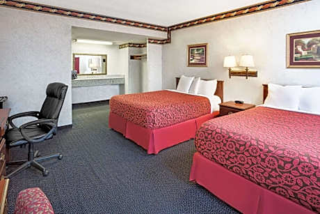 Queen Room with Two Queen Beds - Smoking