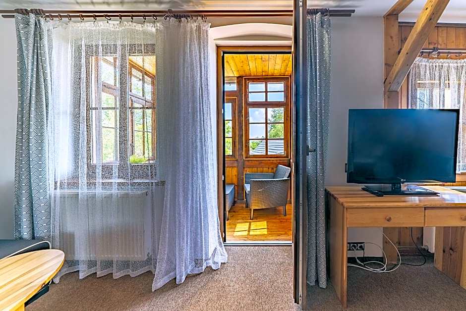 Nefryt - lodówka i czajnik w pokoju, dwa aneksy kuchenne ogólnodostępne, duży parking