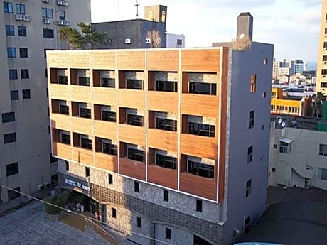 At Noon Hotel In Jeju