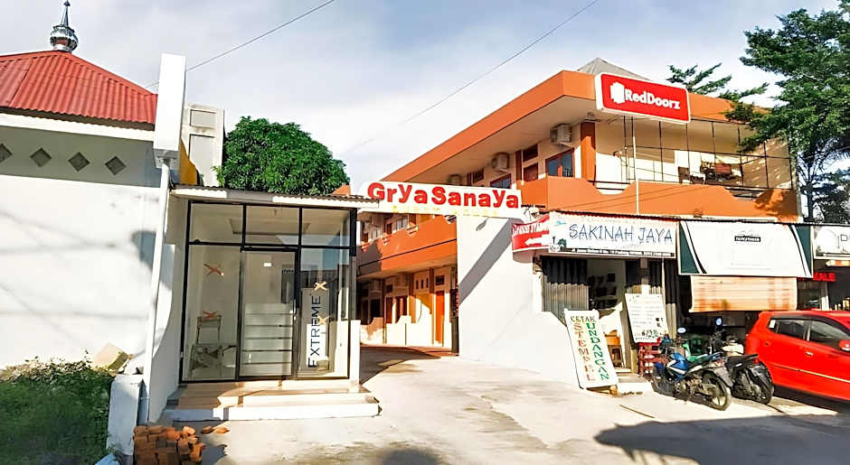 RedDoorz Syariah near Pasar Raya Padang