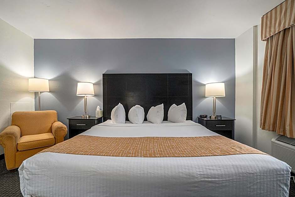 Travelodge by Wyndham Traverse City MI 