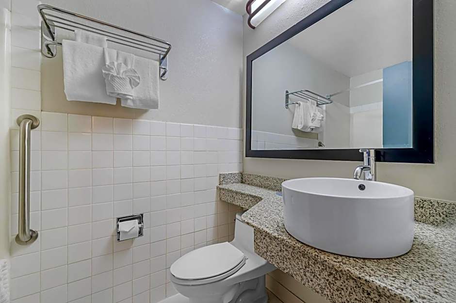 Quality Inn & Suites Kansas City - Independence I-70 East