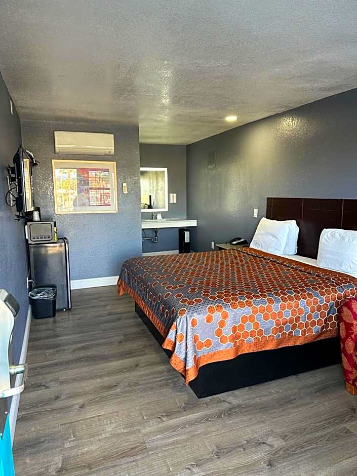 Fireside Inn By The Beach Boardwalk & Bowling