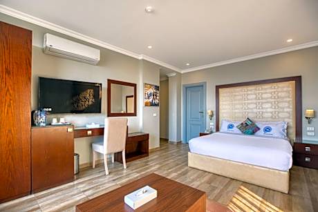 Luxury Suite With Panoramic Pyramids View & Balcony