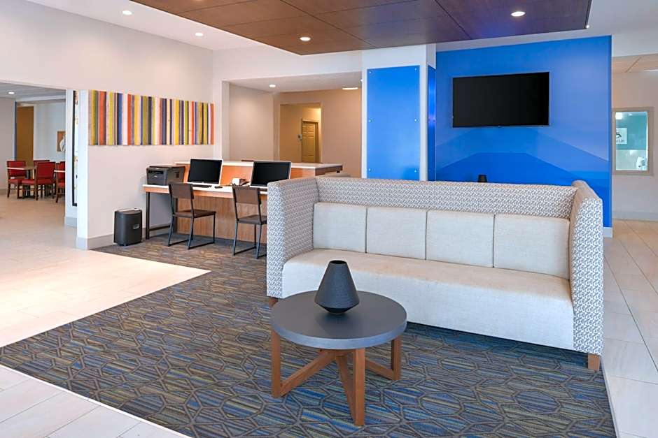 Holiday Inn Express & Suites Omaha - 120th and Maple By IHG