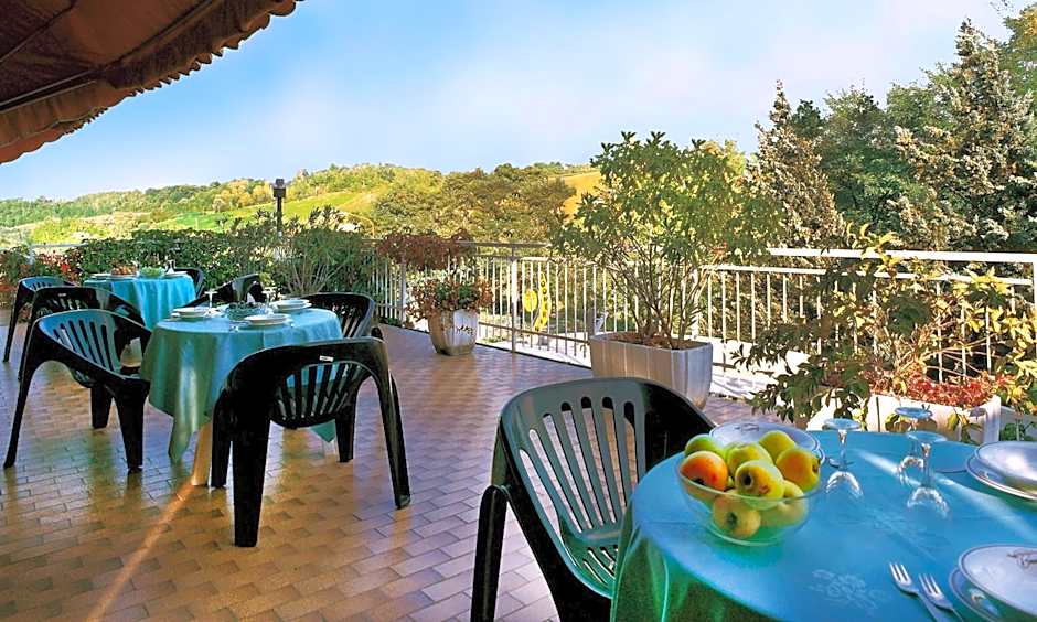 Hotel Boomerang - Check-in & Meals in front at hotel Sporting