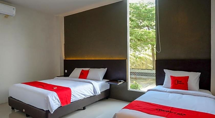 RedDoorz Plus near Solo Baru