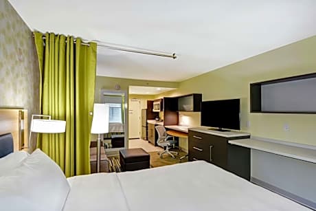 Queen Studio Suite - Hearing Access/Non-Smoking