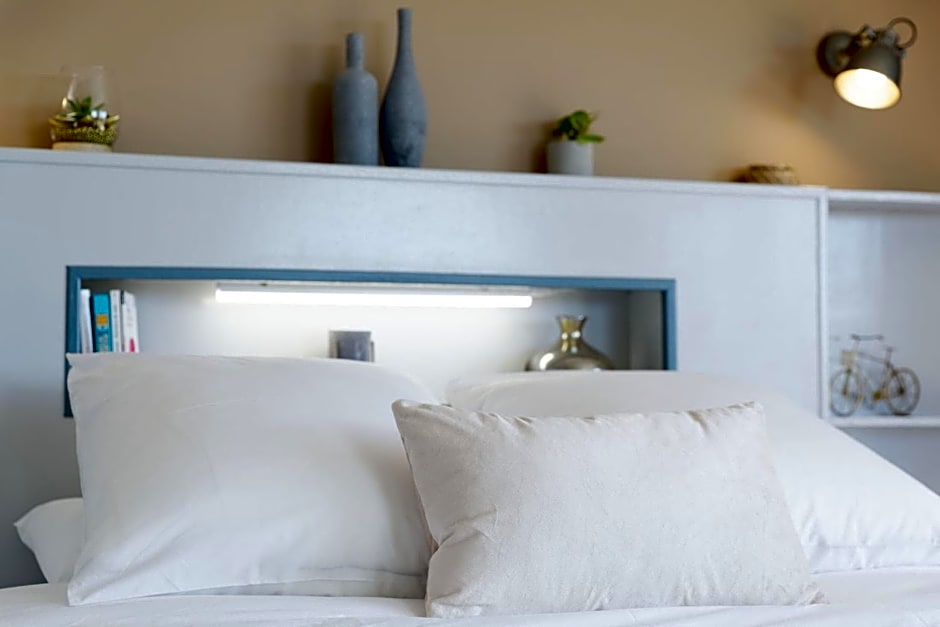 Chalet de charme climatisé, son Jacuzzi - SPA privatif et la piscine de la Maison Bleue du Gers