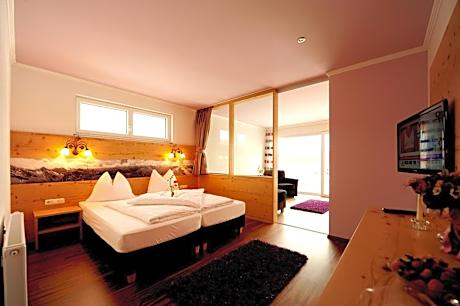 Deluxe Family Room (2 Adults + 2 Children)