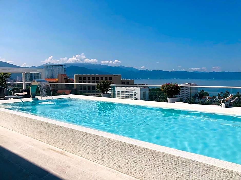 Luxurious Oceanfront condo with Unmatched Panoramic Views