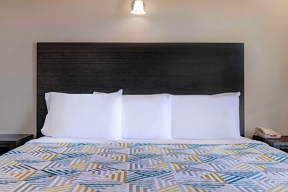 Motel 6 Branson West, MO - Silver Dollar City