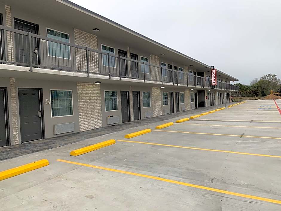 Super 8 by Wyndham Sulphur South