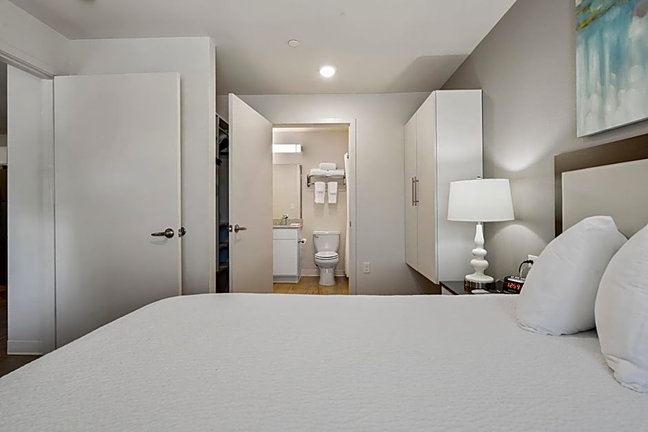 WaterWalk Extended Stay by Wyndham Kansas City - Overland Pk