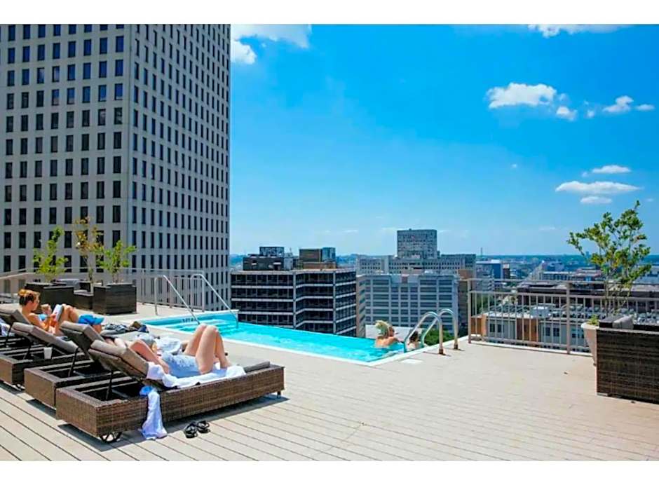 Amazing Condos Beautiful View 2 Blocks To French Quarter, Small Rooftop Pool, Gym, Seanger Theater, Super Dome, And Bourbon St