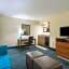 Holiday Inn Express Hotel & Suites Wilmington-University Ctr