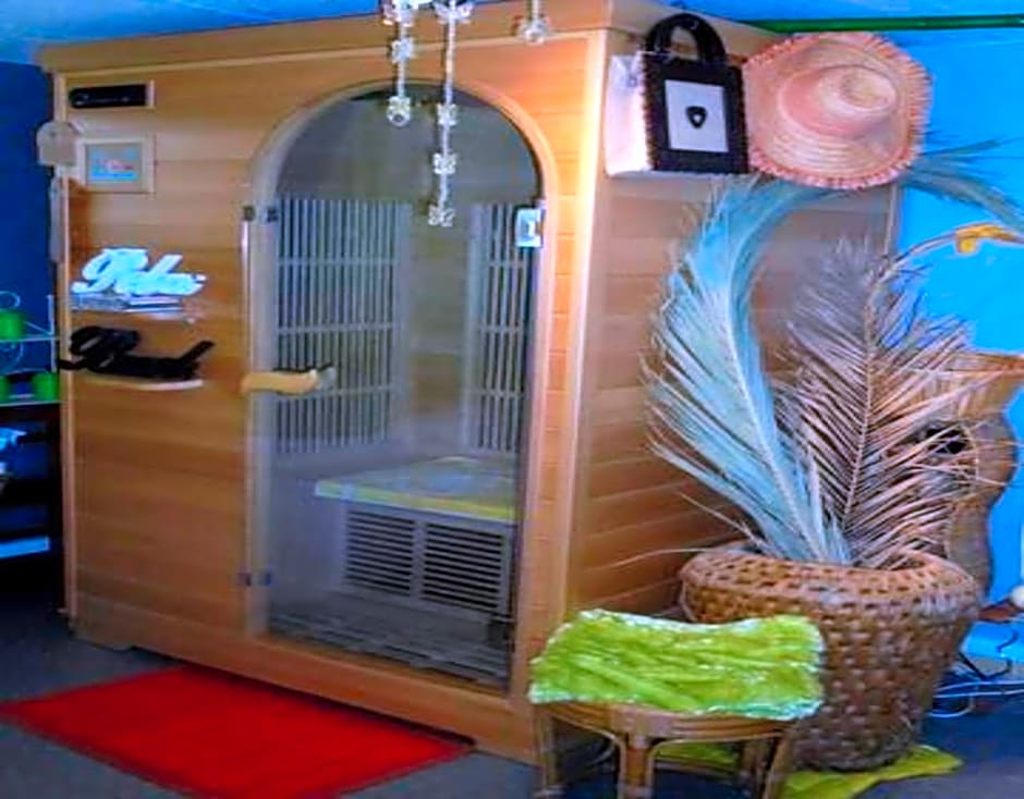 blue room, kitchenette