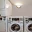 Days Inn & Suites by Wyndham Bridgeport - Clarksburg