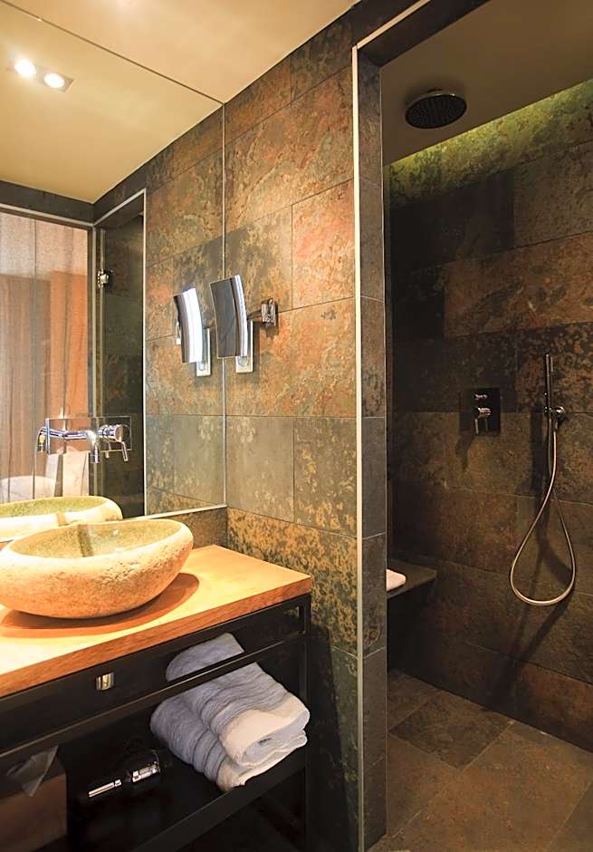 Hidden Hotel By Elegancia