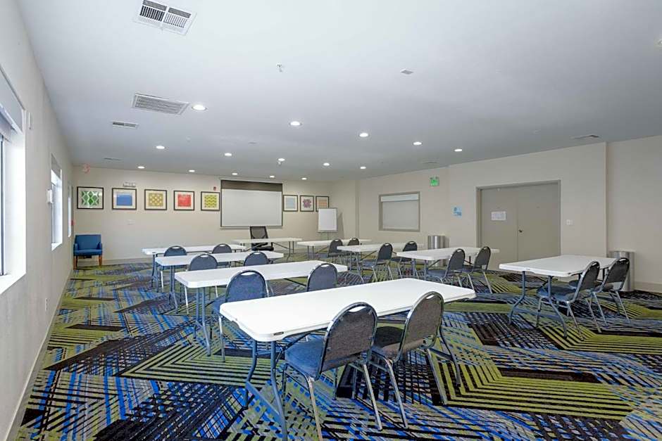 Holiday Inn Express Hotel & Suites Carlsbad By IHG