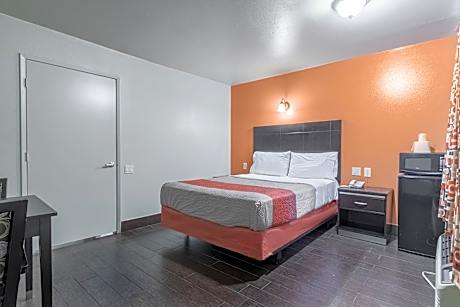 1 Queen Bed | Mob Acc RI Shwr Nsmk Micfridg