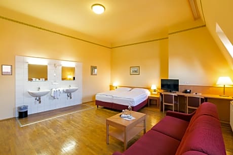 Budget Double Room with Shared Bathroom